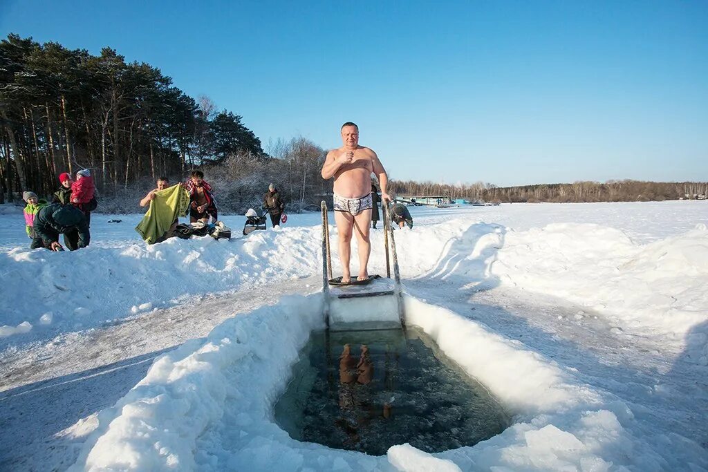 Купель ночью. Крещение погружение в купель. Шарташ купание. Крещенские купания в храме вооруженных сил. Как подготовиться к крещенскому купанию.