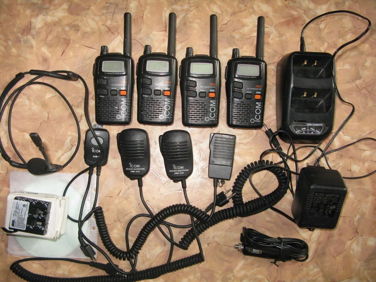 Радиостанция 90. Icom 4088e. Icom ic-4088e. Комплект радиостанции Айком Icom ic4088 с гарнитурой. Комплект рация Baofeng 3 штуки.