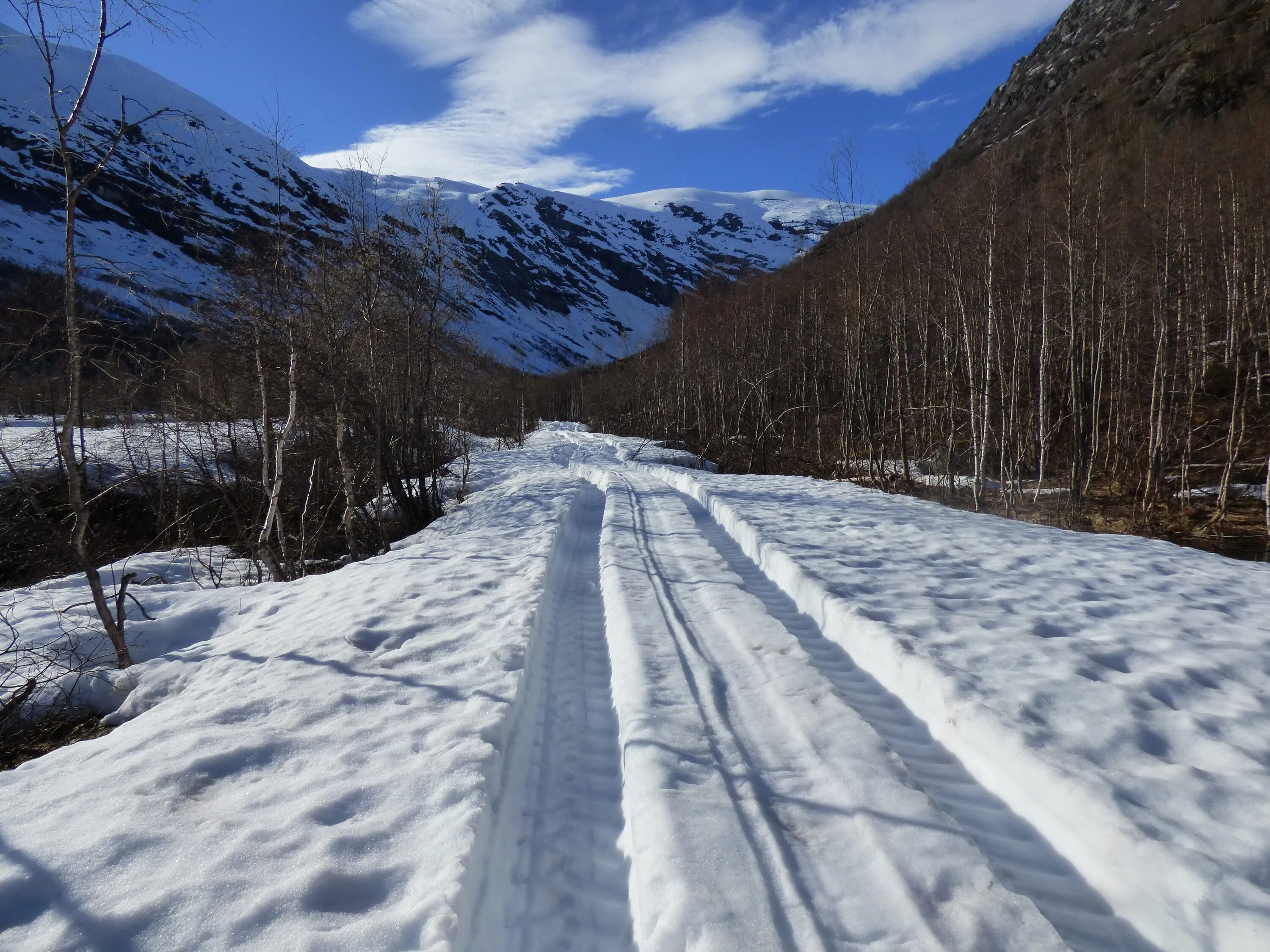Сон дорога снег. Дорога в горы зима. Заснеженная дорога. Снежная Горная дорога. Снежная дорога в горах.