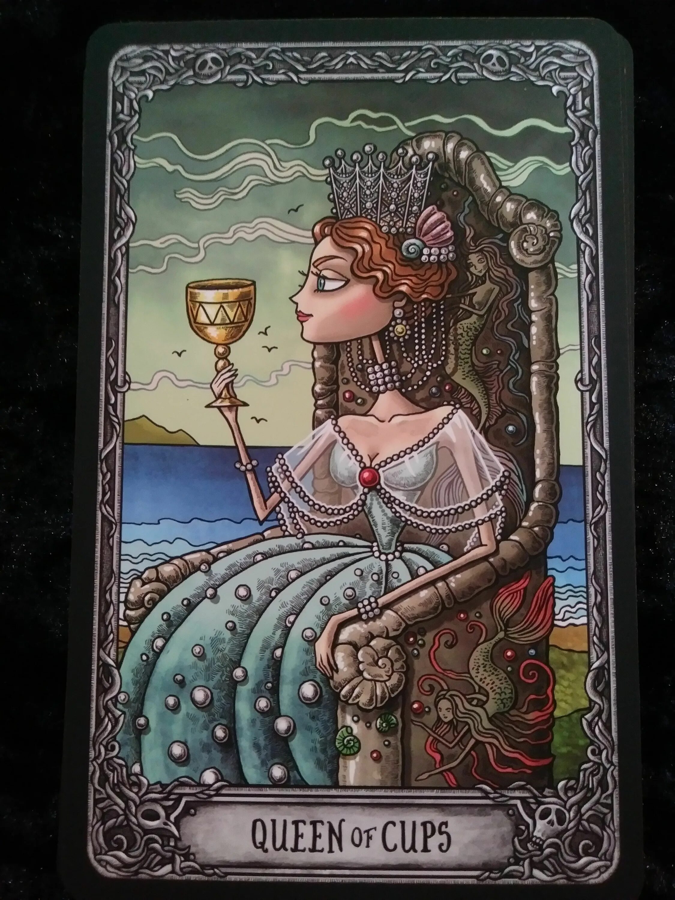 Королева кубков таро человек. Dark mansion tarot галерея. королева кубков таро арканум. королева кубки таро колоды. таро dark mansion tarot галерея.