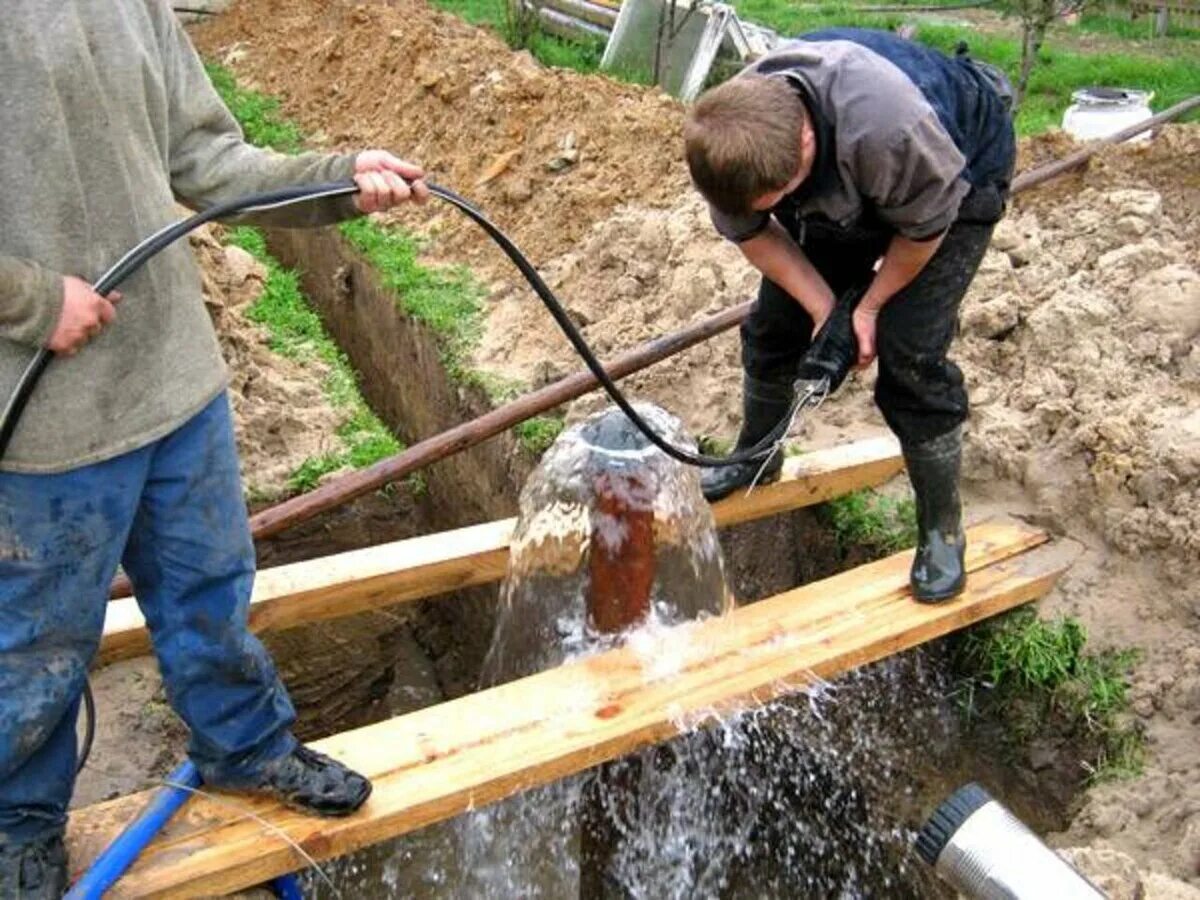 Пробурить артезианскую скважину. Бурение скважин на воду. Скважина на воду на участке. Скважина на воду на даче. Скважины бурить для воды на даче ручной.