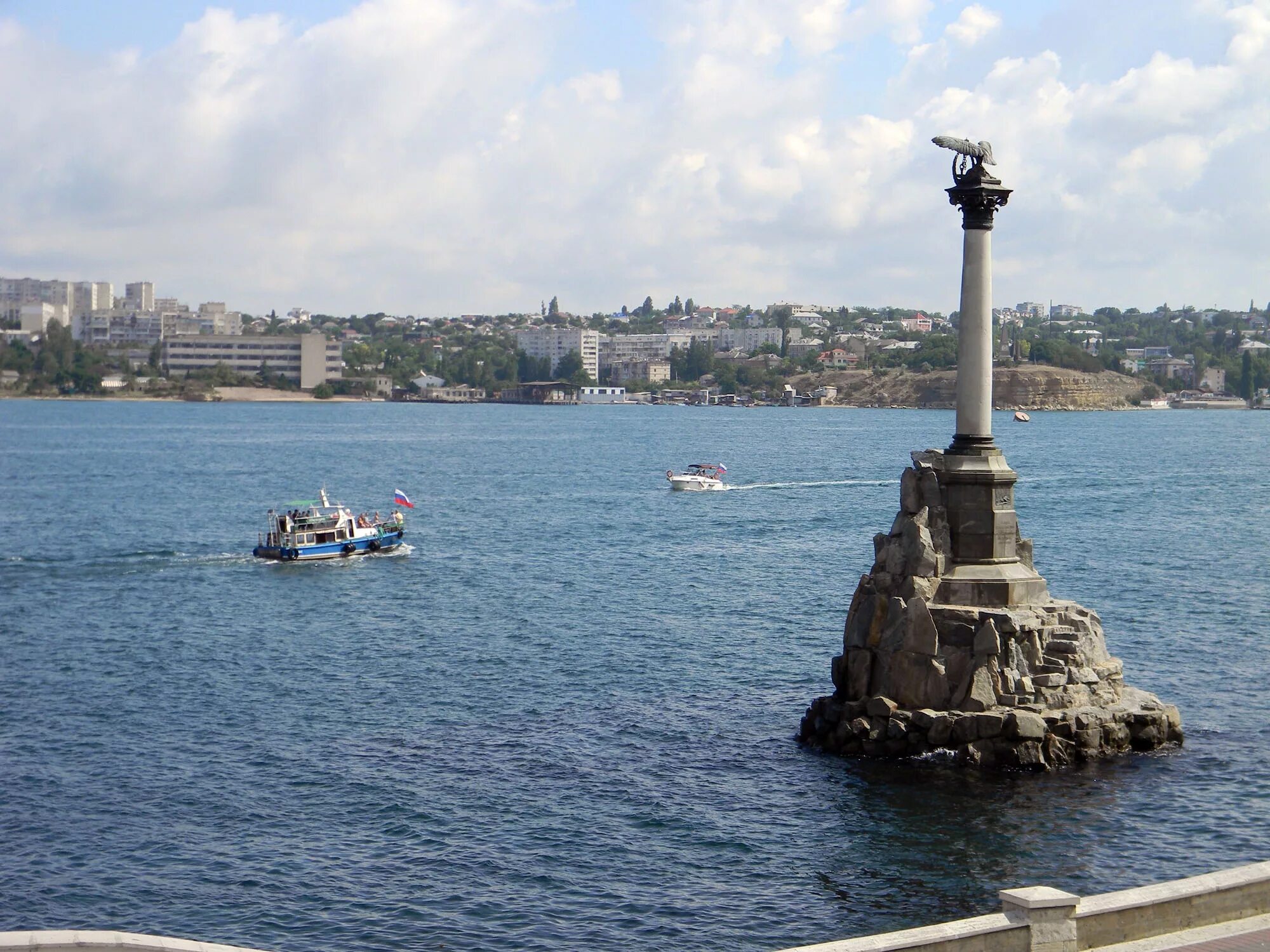 Набережная севастополя достопримечательности. Крым севастополь. Стелла в севастополе на набережной. Набережная севастополя 2020. Севастополь набережная приморский памятник.