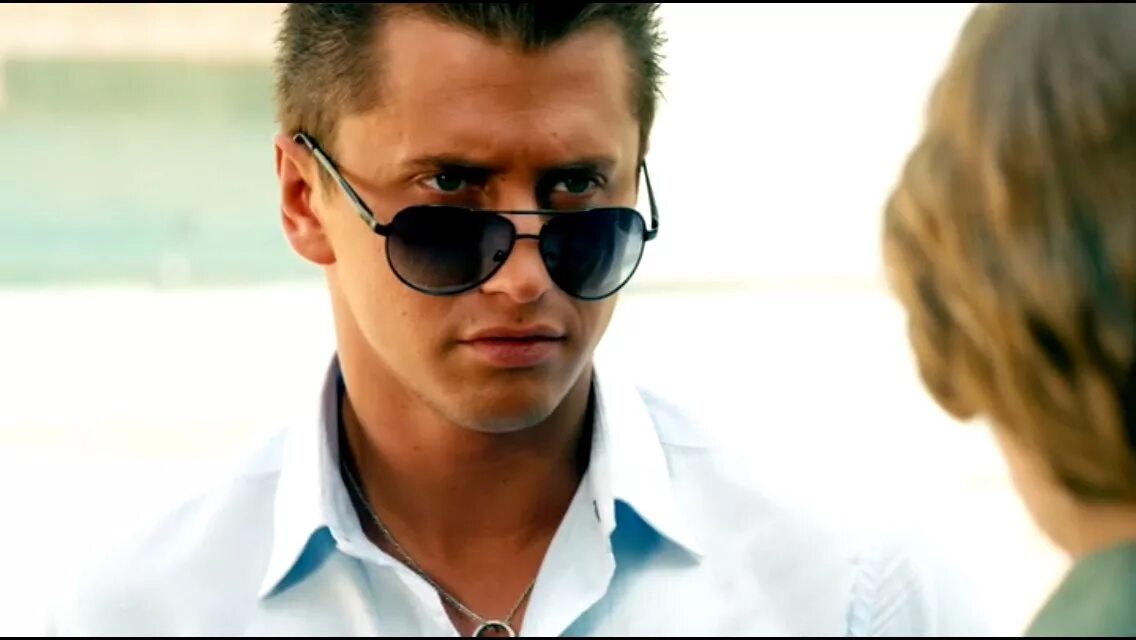 Он мажор а она. Он мажор а она