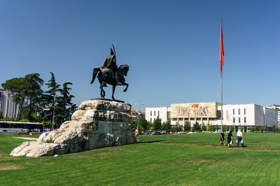 Памятник скандербегу албания. Парламент албании. Москва тирана. Тирана площадь центральная. Албания тирана достопримечательности.