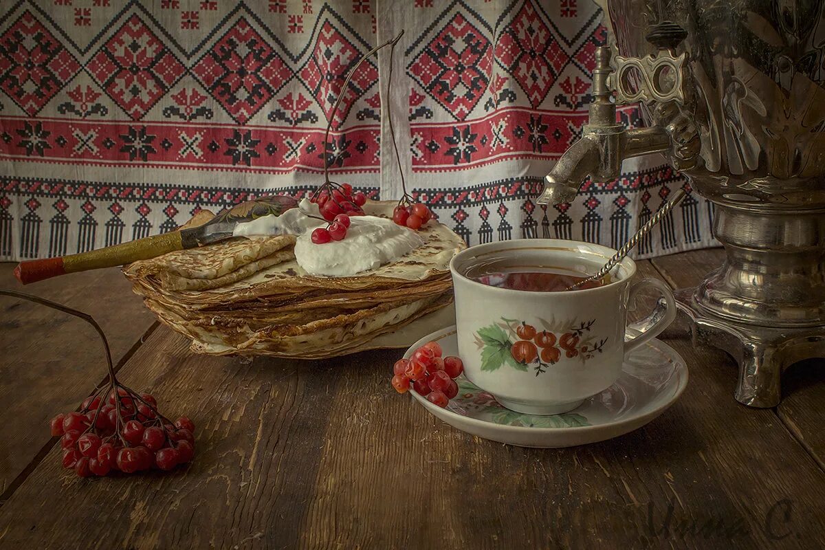 Масленичное чаепитие. Чаепитие с блинами. Самовар на столе. Натюрморт с блинами.