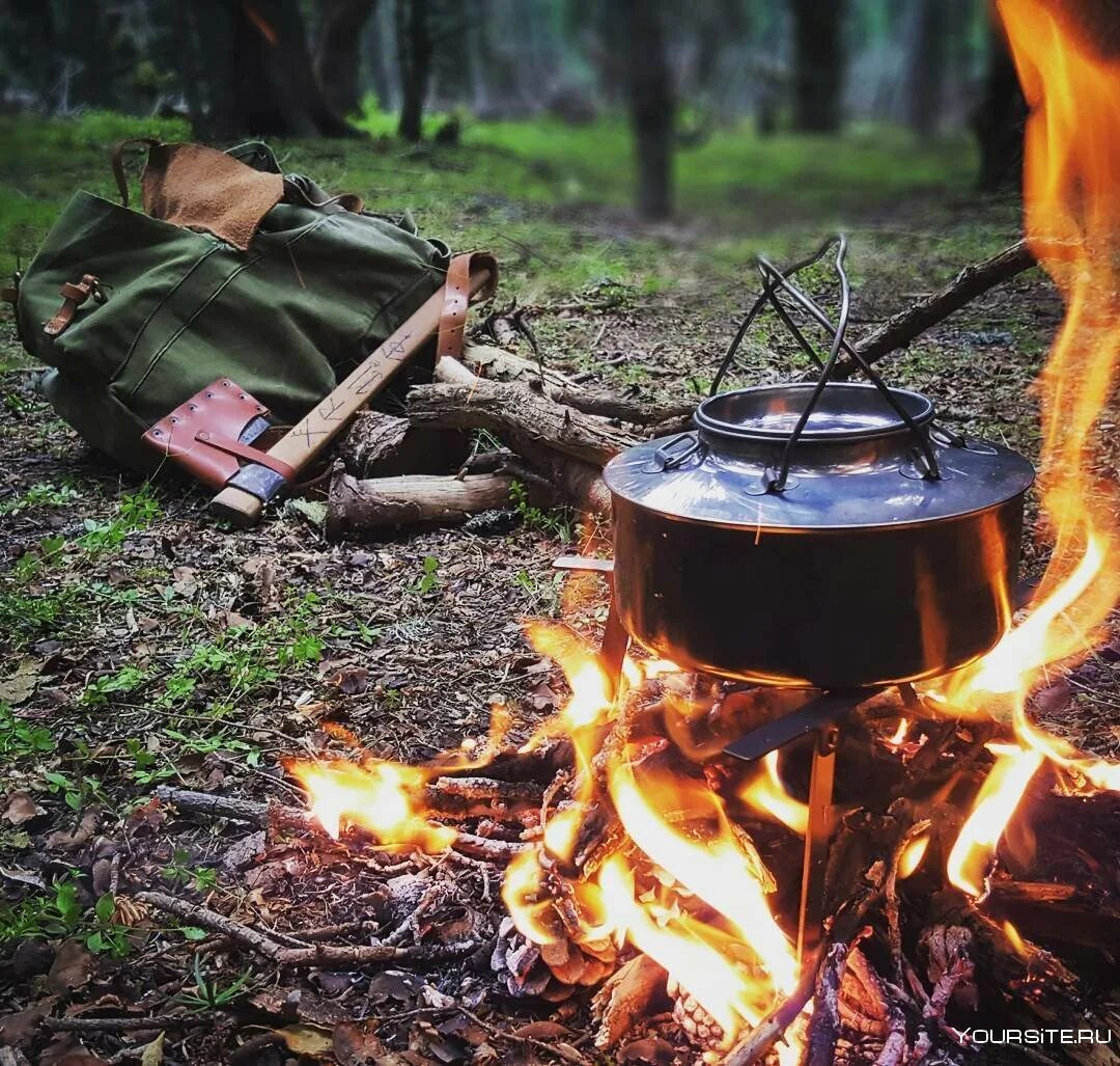Поход с палатками. Таежный чай в котелке. Текст светло на улице и виден сад насквозь. Буржуйка расколилась до кра, на. Печь накалилась докрасна и в палатке стало.