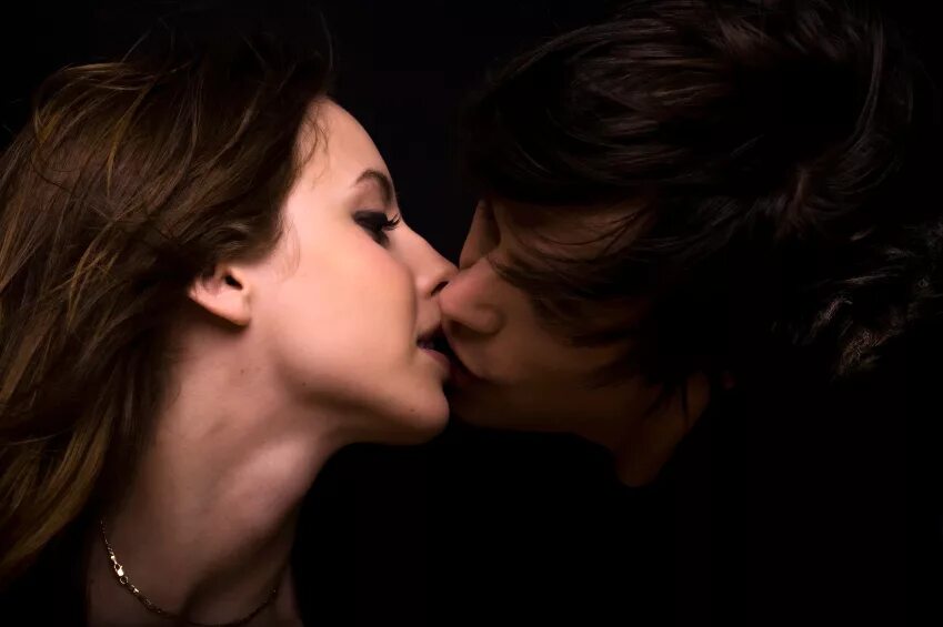 Поцелуй девушки с девушкой. Женщина целует женщину. Красивый поцелуй. Поцелуй с языком. Сонник целоваться с чужим мужчиной