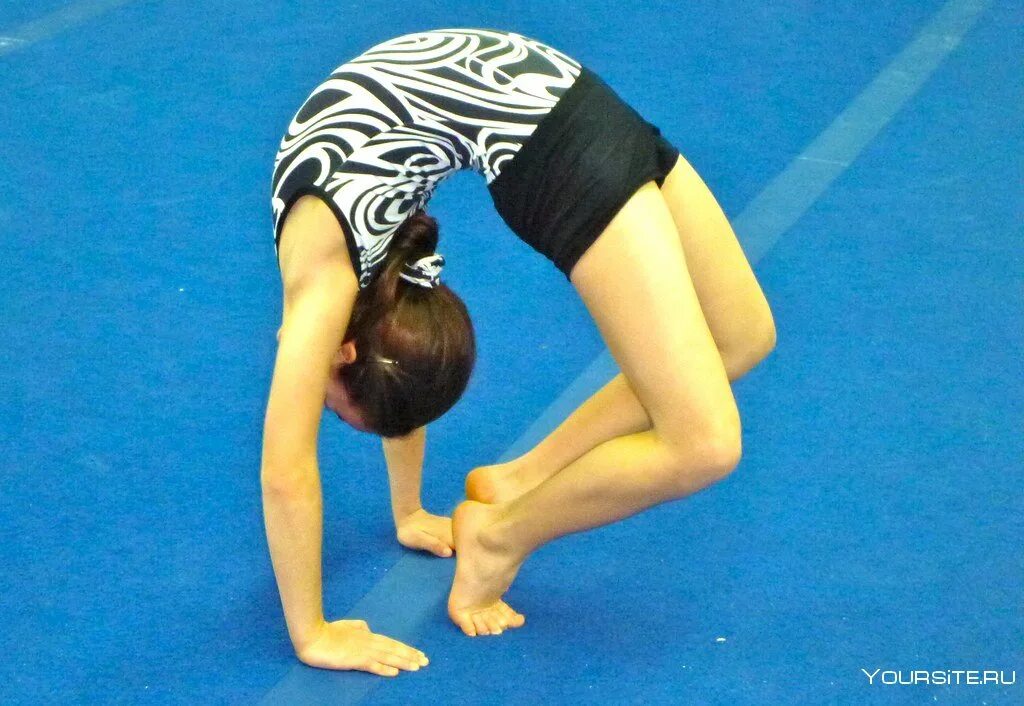 Кумбхакасана виньяса. Гимнастки. Спортивная гимнастика конь. Спортивные девушки гимнастки. Мостик элемент гимнастики.