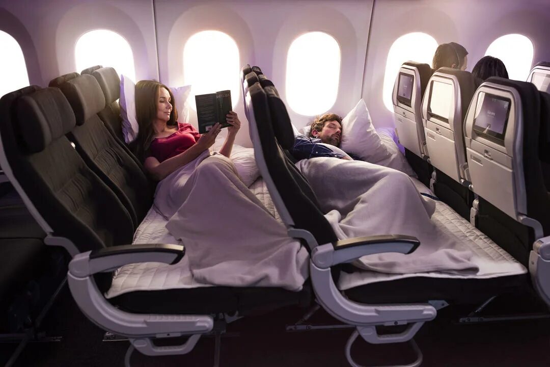 Салон самолета. Боинг 737 три ряда кресел. Три места в самолете. Сиденья в самолете. Три места в самолете.