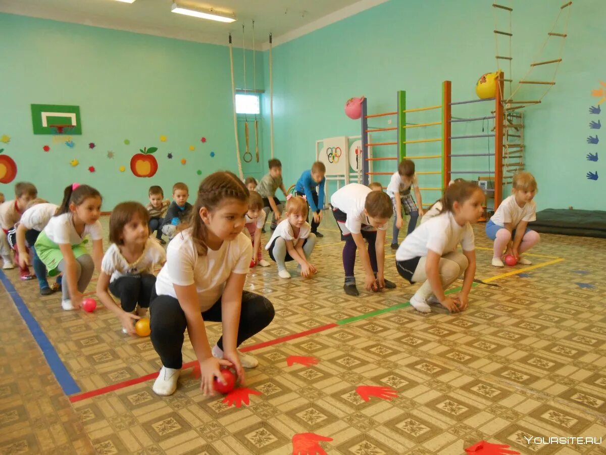 Музыка для зарядки в старшей группе. Физкультура в садике. Гимнастика в детском саду. Физическая культура в детском саду. Физкультурные занятия в детском саду.