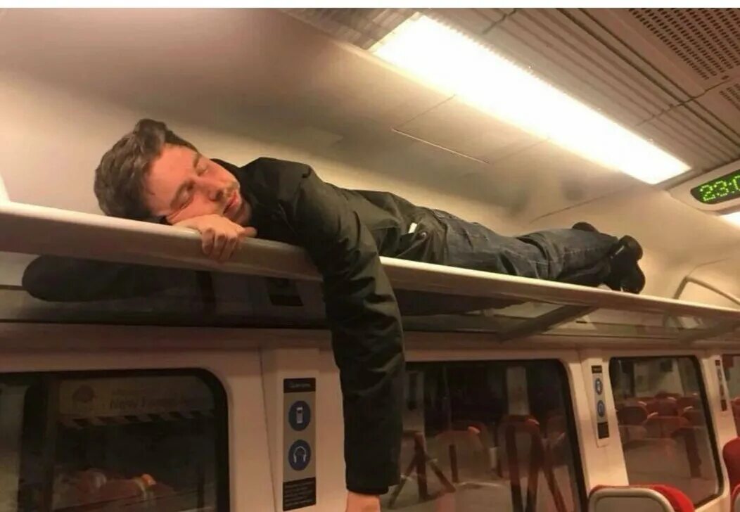 Спящие пассажиры поезда