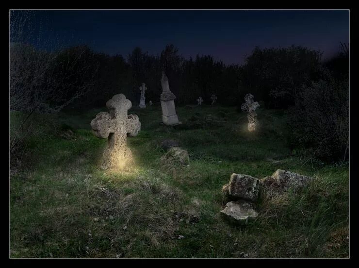 свечение могилы. фосфорное свечение на кладбище. кладбище ночью. свечение фосфора на кладбище. свечение могил от фосфора.