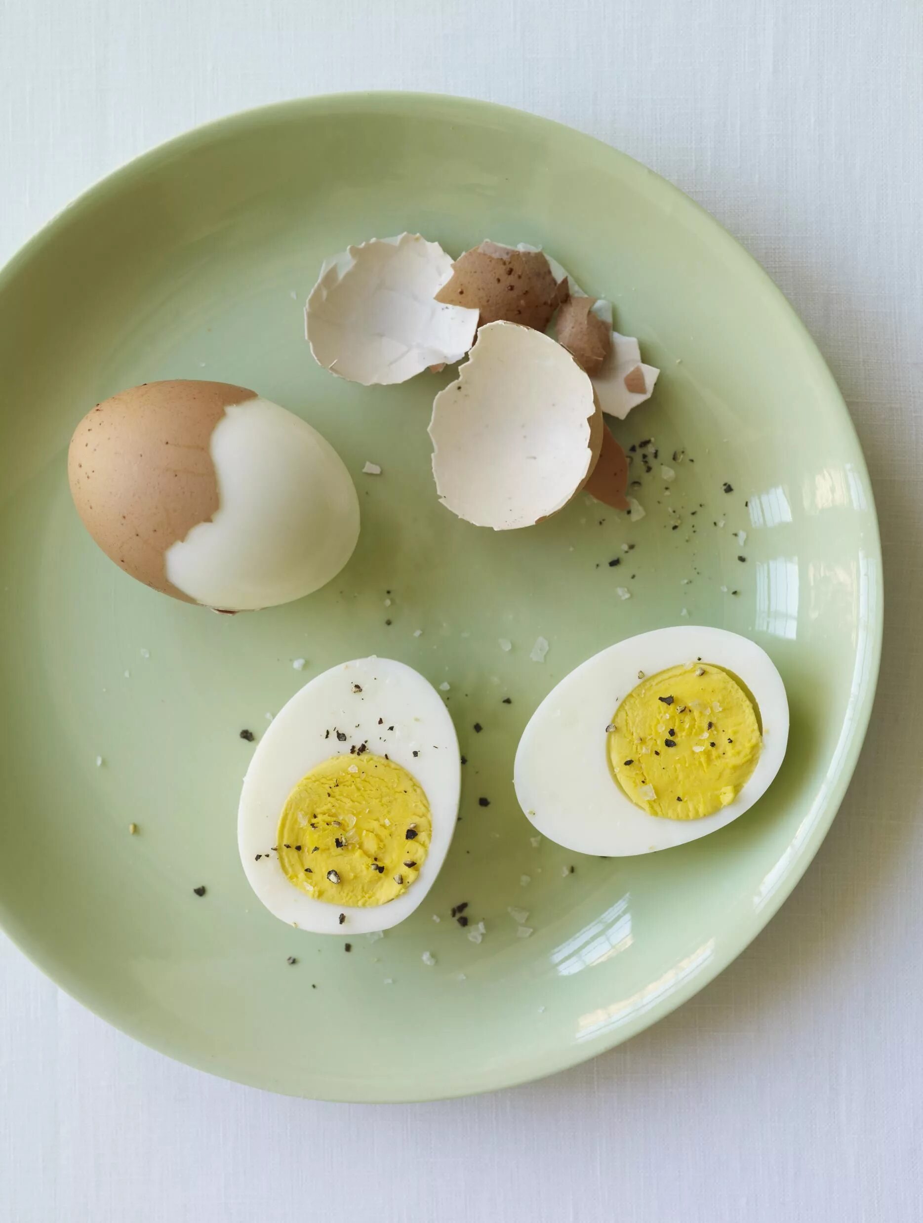 Что можно сделать из 2 яиц. Оригинальный завтрак из яиц. Булочка с яйцом. Яичница из 10 яиц. Необычные блюда из яиц.