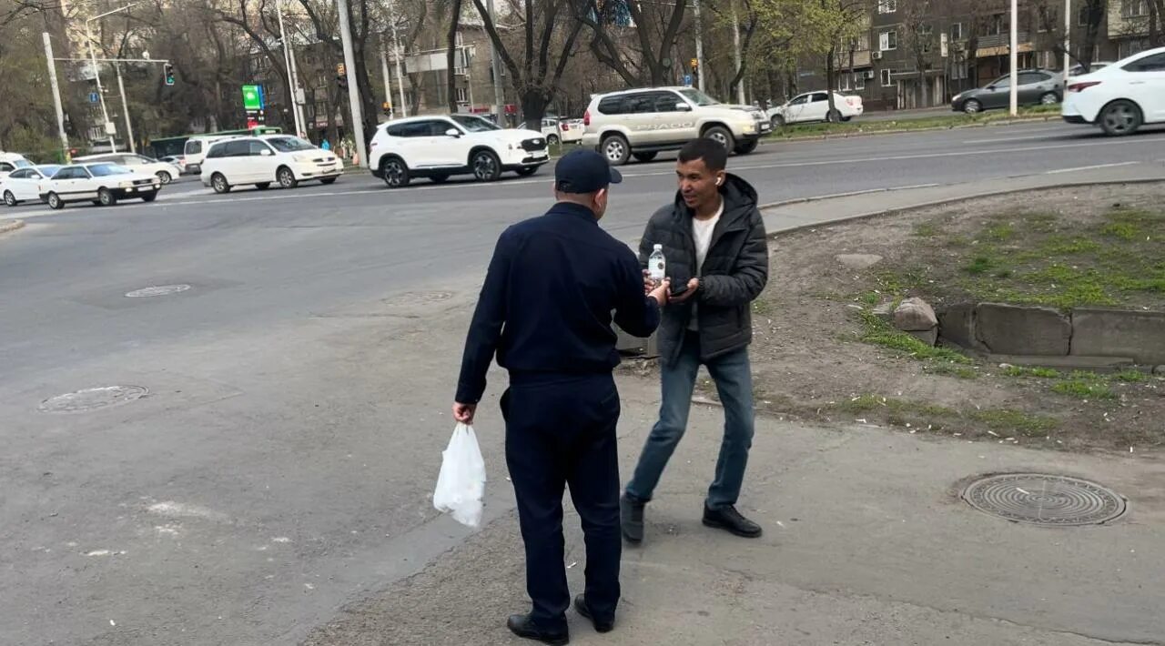 Городское быстрое реагирование. На Алматинском рынке. Раздает финики воду на дороге. Раздача фиников