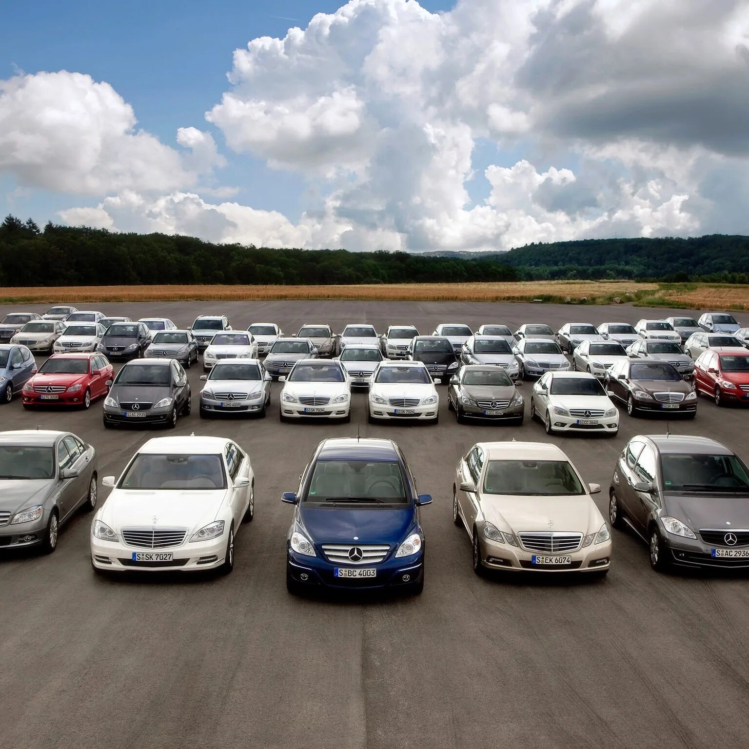 Cars lots of people. Много автомобилей. Машины в ряд. Куча машин. Парк автомобилей.