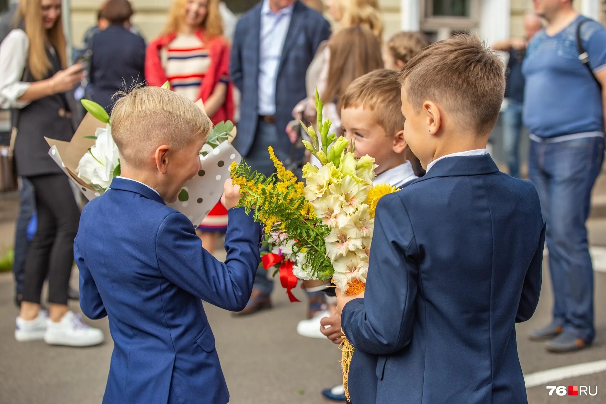 Школьники 1 сентября. Дети в школе. Завтра первое сентября. Родители провожают детей в школу 1 сентября. Родители завтра в школу