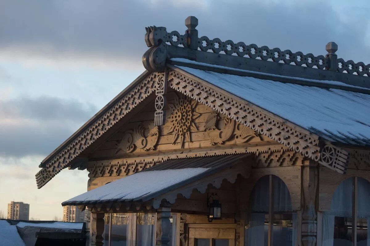 как украсить крышу дома. резьба на фронтоне. причелина что это такое на избе. флюгер на крышу дома. прорезная домовая резьба, фронтоны.