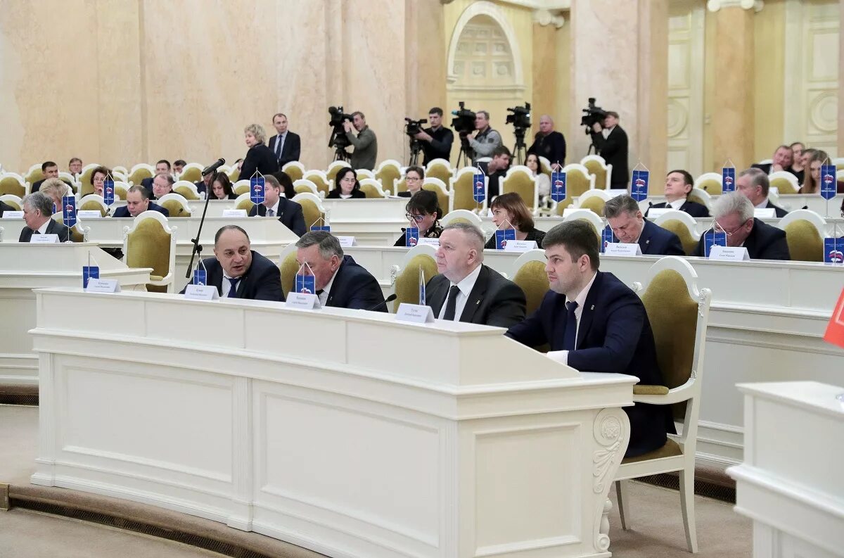 Количество депутатов законодательного собрания. Депутат законодательного собрания санкт-петербурга. закс собрание санкт петербурга. заседание законодательного собрания санкт-петербурга. депутат закс спб.