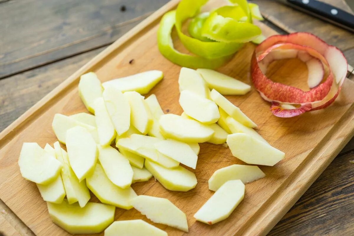 Разрезанная луковица в чае. Лук репчатый нарезанный. Нарежьте и положите. Закладывание картофеля в бульон. Нарезанная зелень.