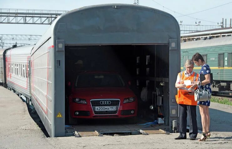 ЖД вагон автомобилевоз. Платформа автомобилевоз РЖД. Вагон автомобилевоз ФПК. Вагон автомобилевоз Адлер.