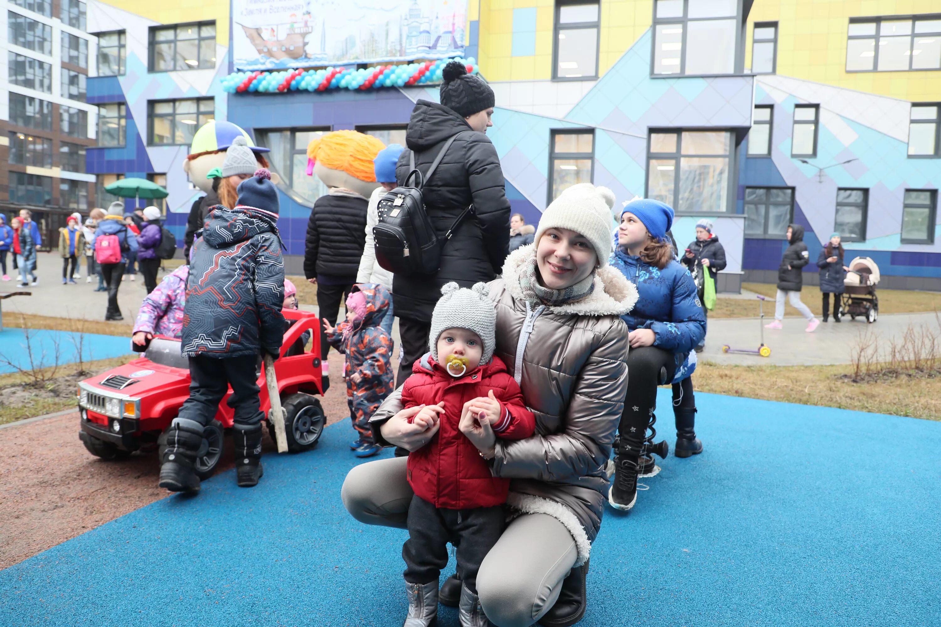 Дети васильевского острова. Рисование стрелка васильевского острова в подготовительной группе. Дети васильевского острова. Гуляющие люди на васильевском острове. Детский сад 24 на васильевском острове спб.