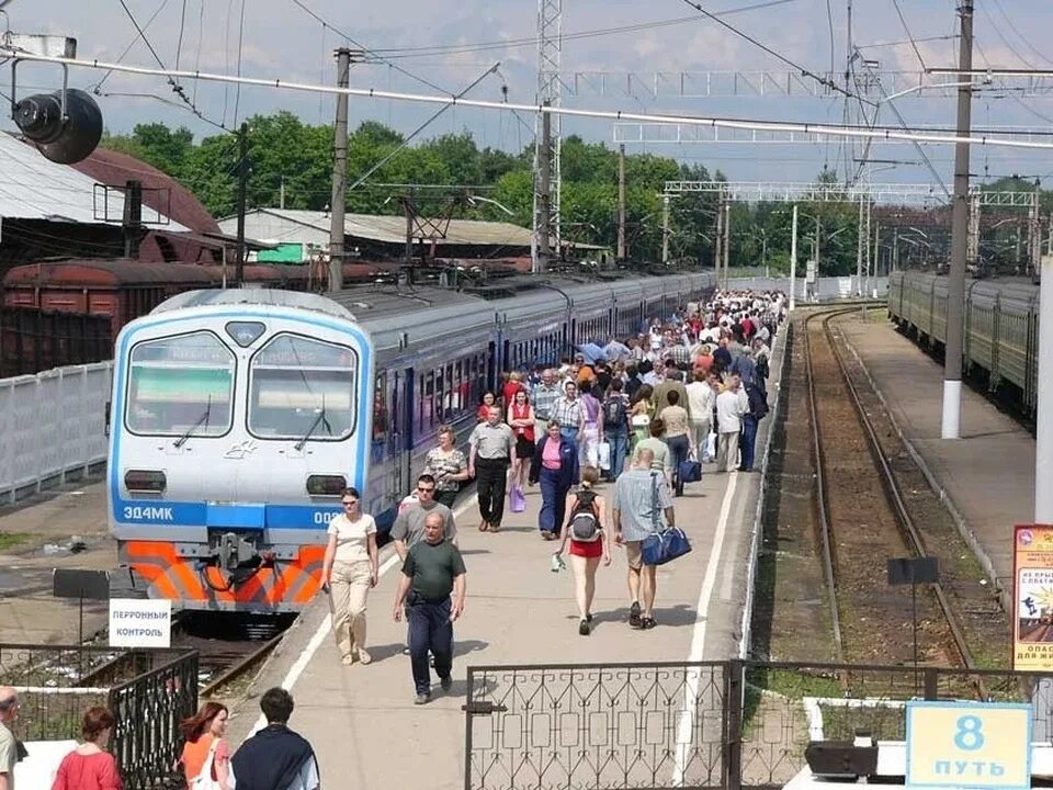 Силикатная царицыно сегодня. Пригородный поезд. Вокзал Калуга 1. Поезда для детей. Электричка Курская Железнодорожный.