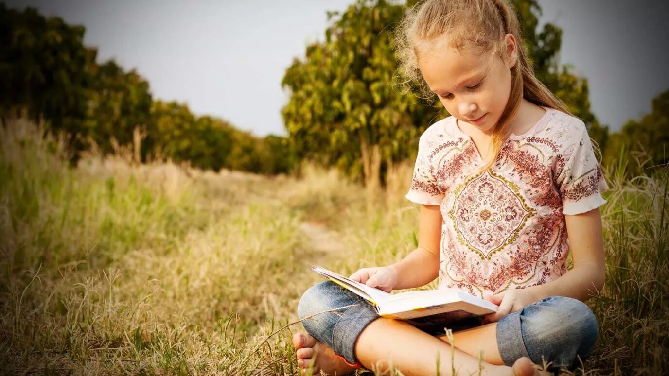 Large in little. Девочка сидит. Чтение летом. Чтение на природе с детьми. Чтение летом дети.