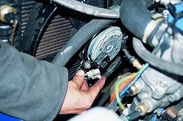 Почему сразу включается вентилятор. Датчик включения вентилятора ГАЗ 3110. Датчик включения вентилятора ГАЗ 3110 двигатель 406. Датчик вентилятора Волга 3110 406 двигатель. Датчик вентилятора охлаждения ГАЗ 31105.