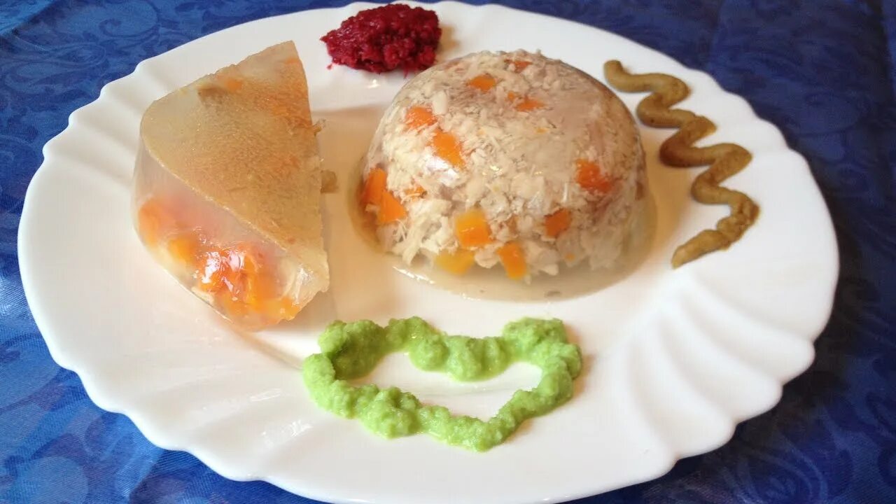 Как добавить желатин в холодец из курицы. Холодец куриный. холодец из курицы. заливное из мяса птицы. подача заливного из курицы.
