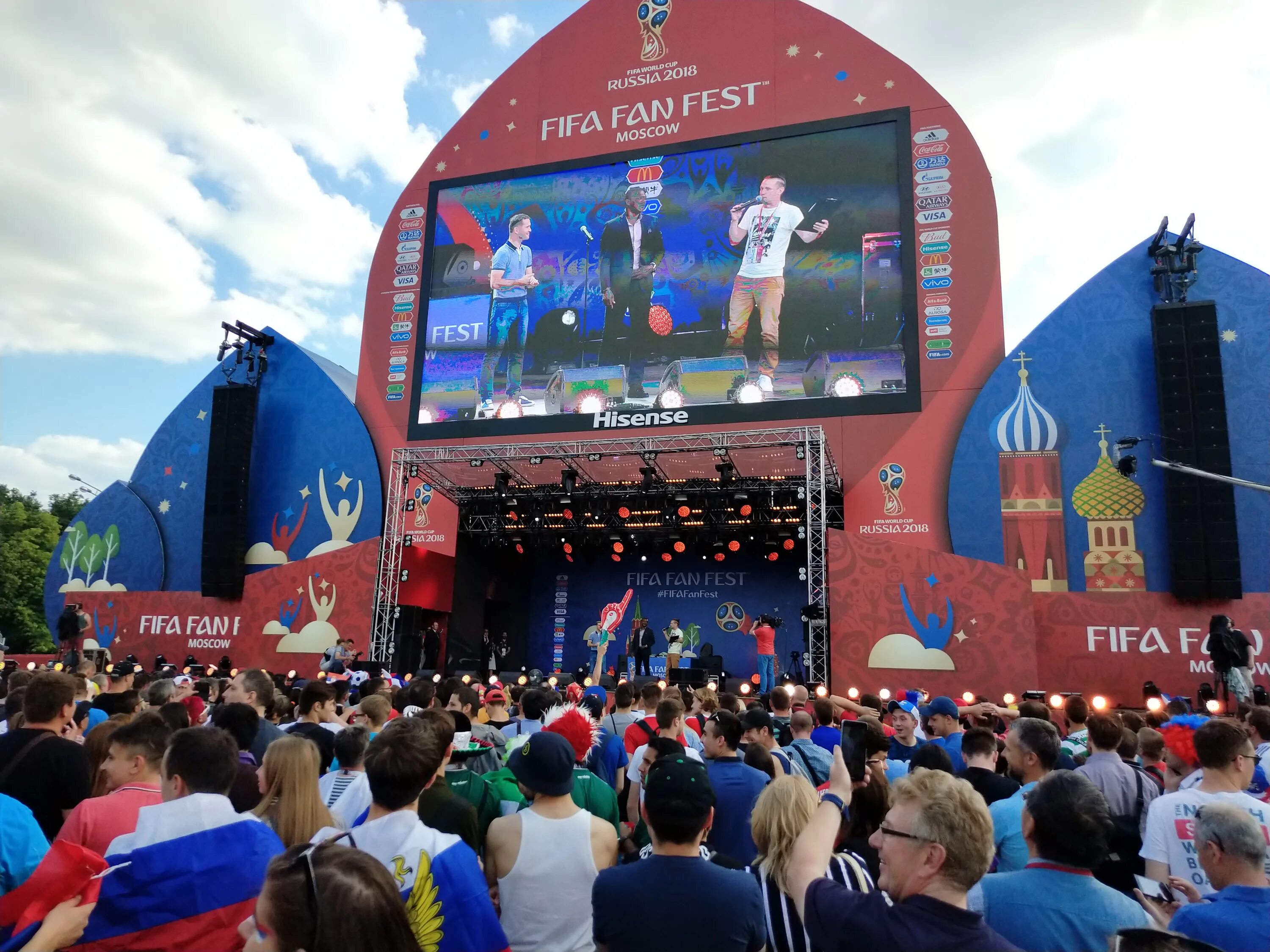 Фан зона альфа банка. Фан зона ЧМ 2018 В Москве. ФИФА фан зона Москва 2018. Москва Лужники фан зона. Фан зона 2018 Лужники.