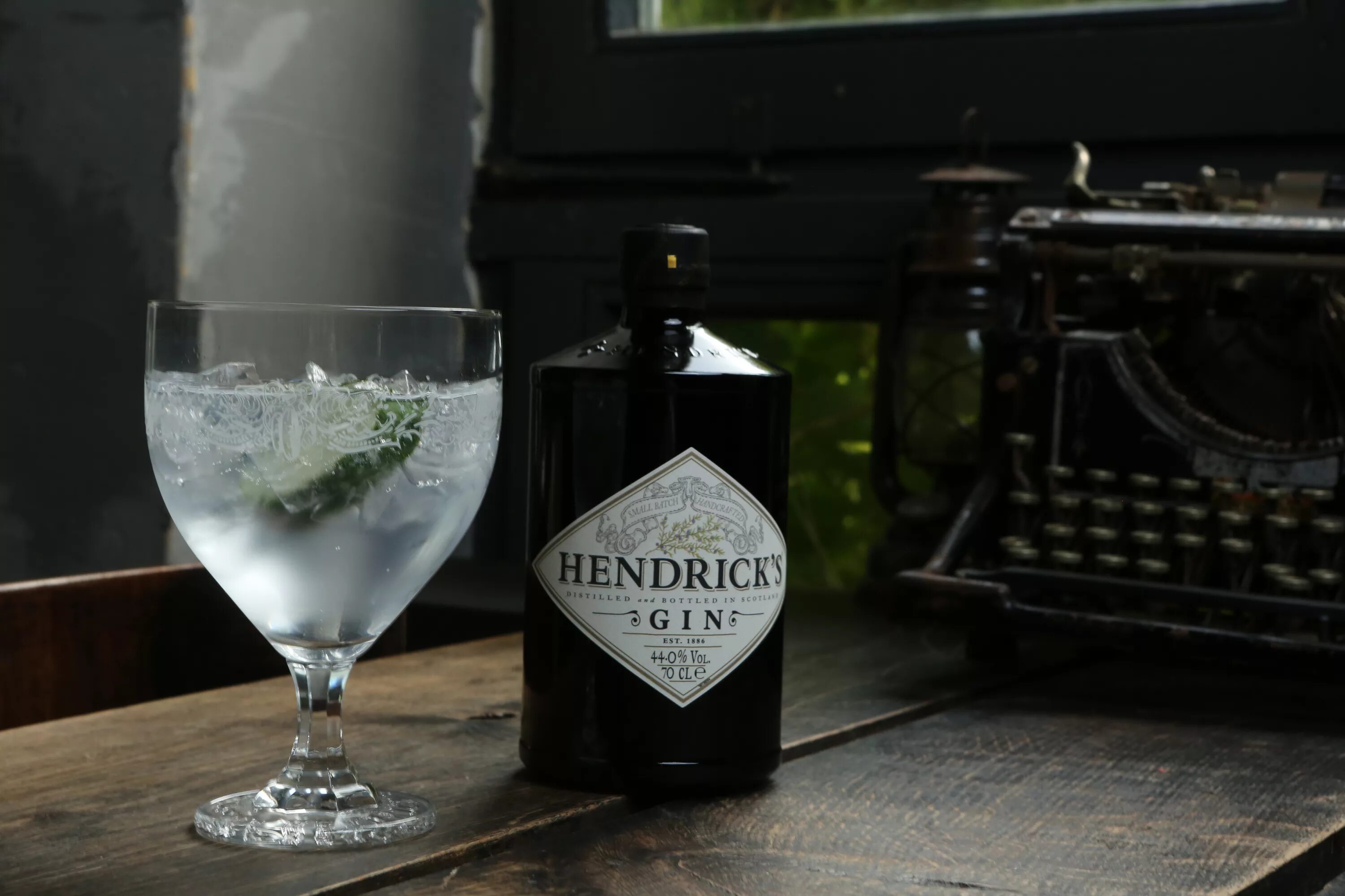 Джин hendrick s. Hendricks Джин. Gin Hendrick's. Darnley's Gin. Hendrick’s Gin newspaper.