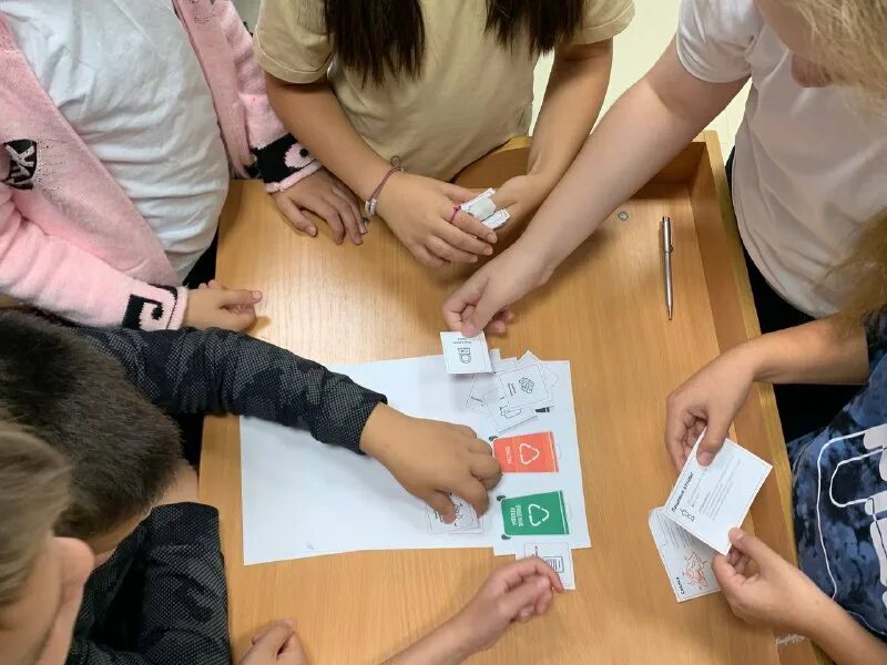 Игра для детей раздели права и обязанности. Сортировка мусора для детей. Раздельный мусор в школе. Игра разделяй. Квест по войне.