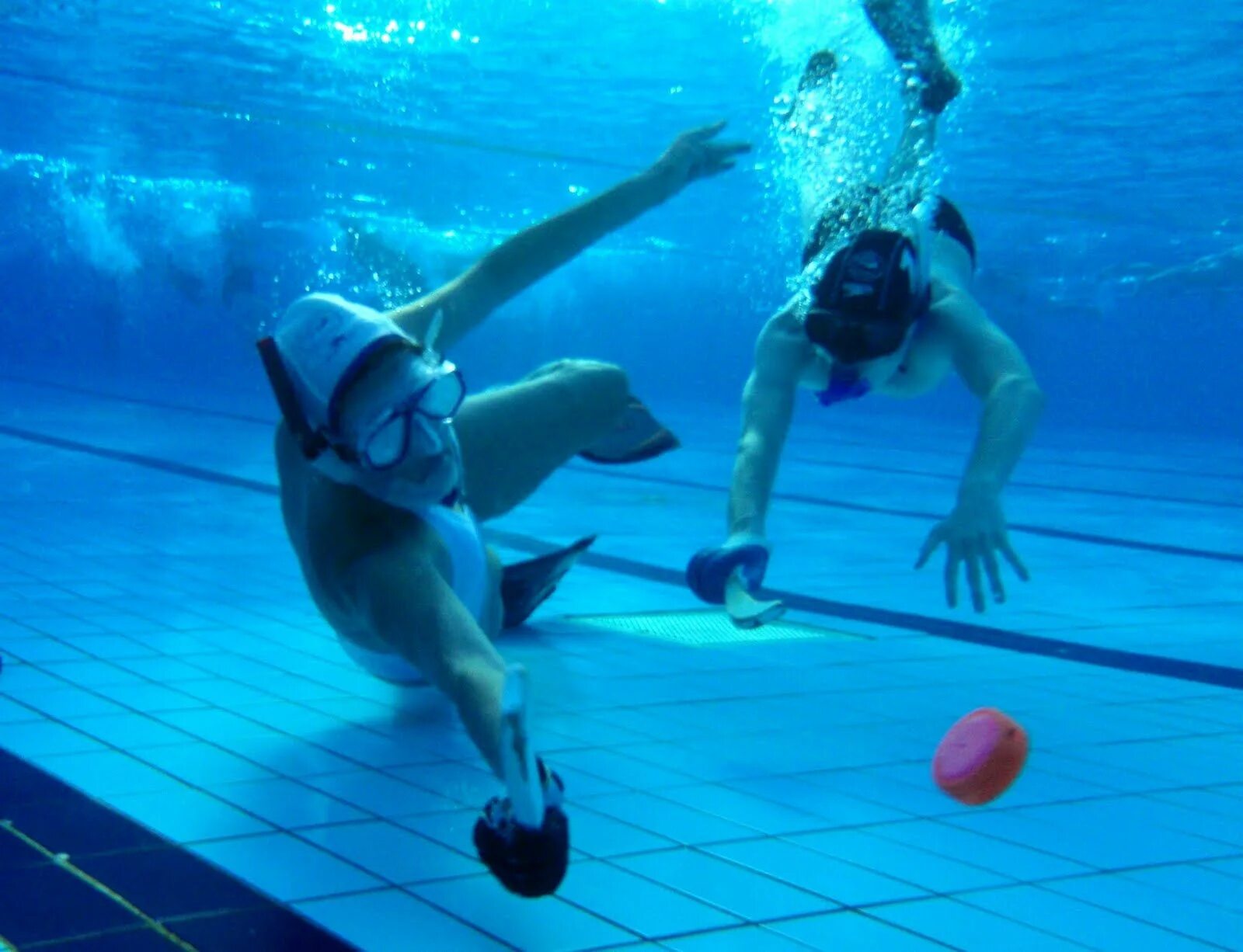 Подводный хоккей. Подводный хоккей это вид спорта. Подводный хоккей ворота. Хоккей под водой Чемпионат. Хоккей купание