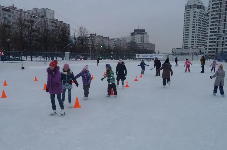 Каток черемушки. Каток парк 70 летия Победы в Черемушках. Каток в парке 70 летия Победы в Черемушках. Каток Снежинка Москва Черемушки парк 70 летия Победы. Каток в парке 70 лет октября Цурюпы Черемушки.