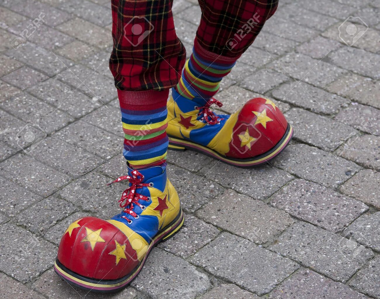 Нога клоуна. Клоунские ботинки. Башмаки клоуна. Клоун в больших ботинках. Ноги клоуна.