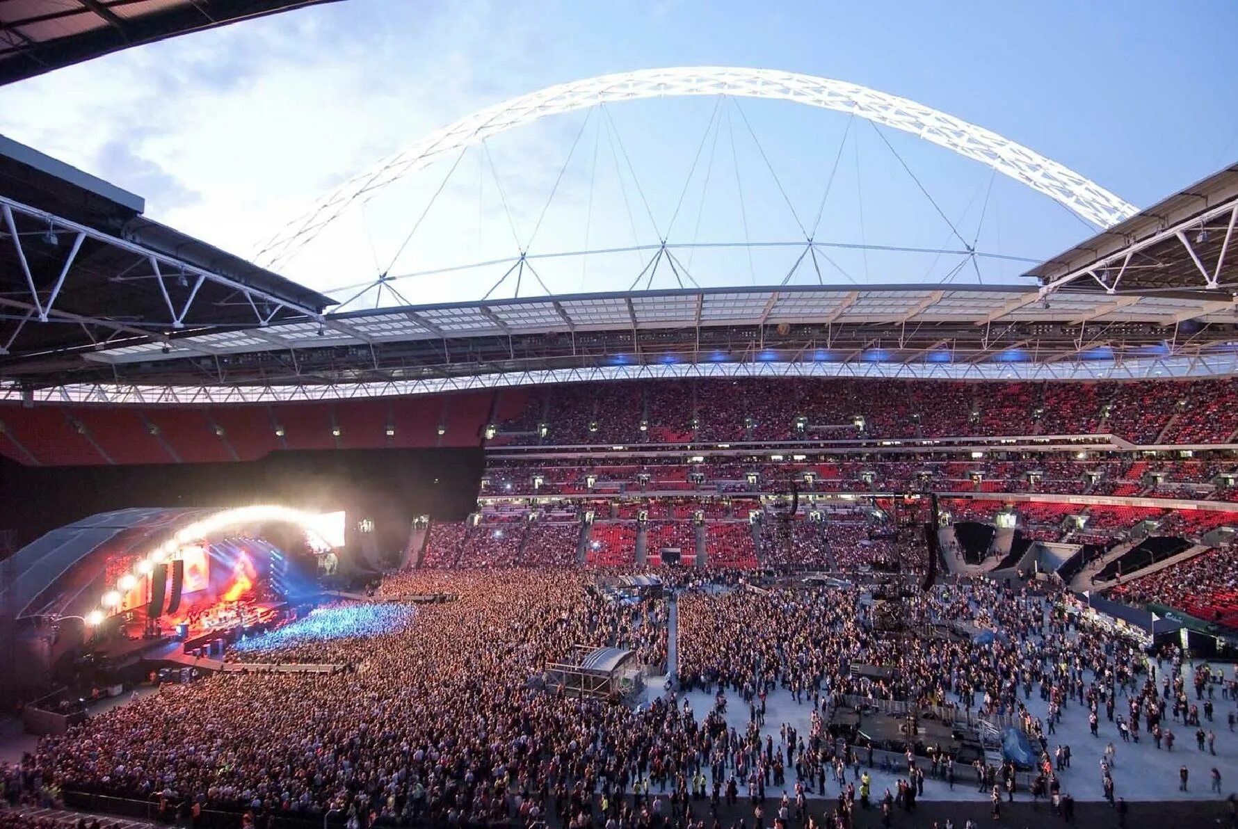 Меркьюри стадион. Стадион Уэмбли БТС. Стадион Уэмбли Лондон (Wembley Stadium). Стадион Уэмбли в Лондоне концерты. Квин на стадионе Уэмбли.