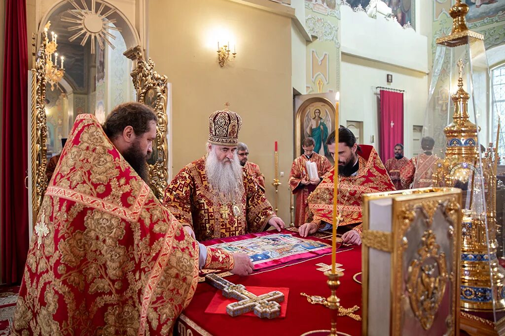 Ранняя служба в храме. Владыка саратовской епархии. Ранняя служба в храме. Ранняя служба в храме. Церковная служба в храме христа спасителя.