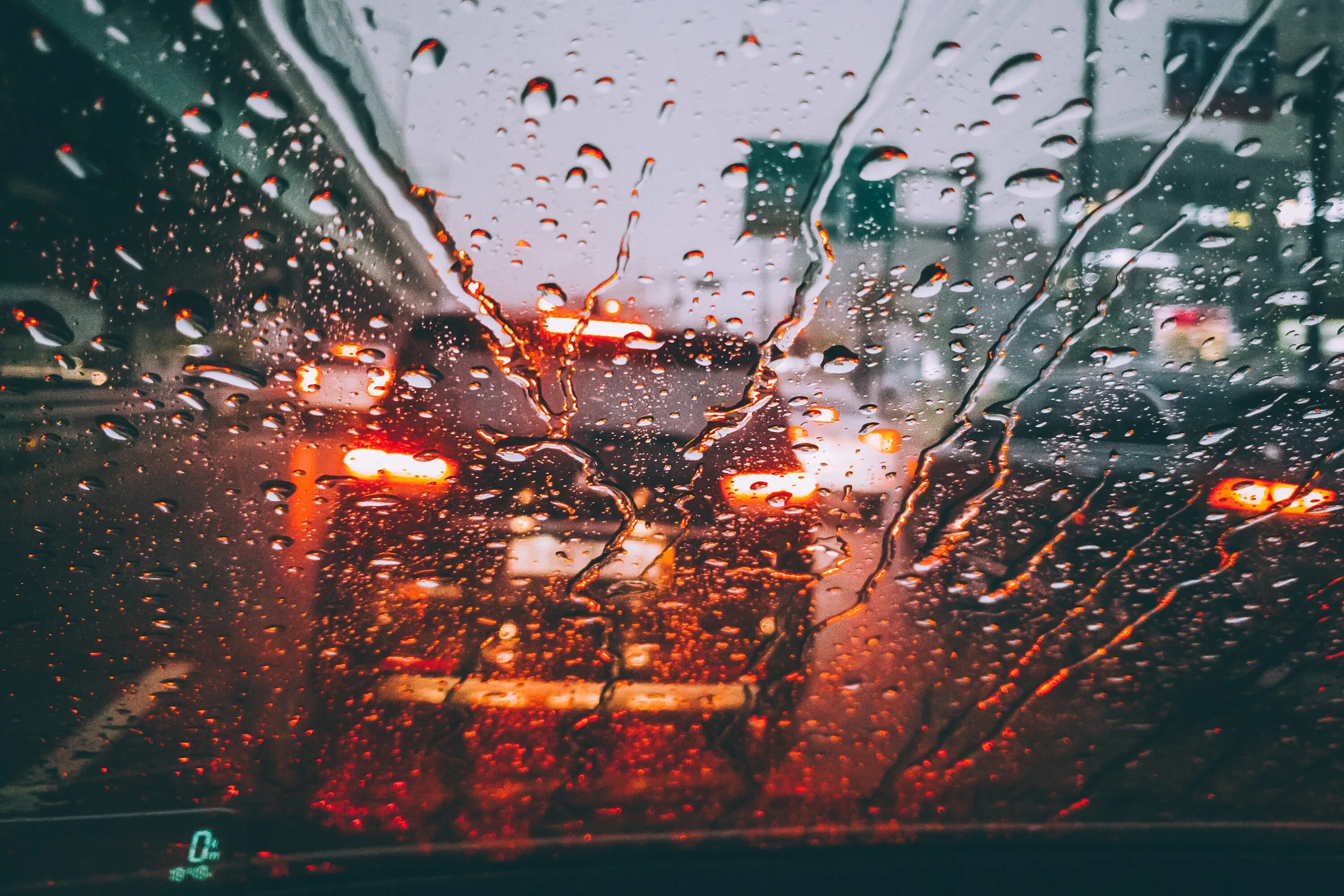 Капли на стекле машины. Машина дождь. Капли дождя на окне. Дождь на стекле.