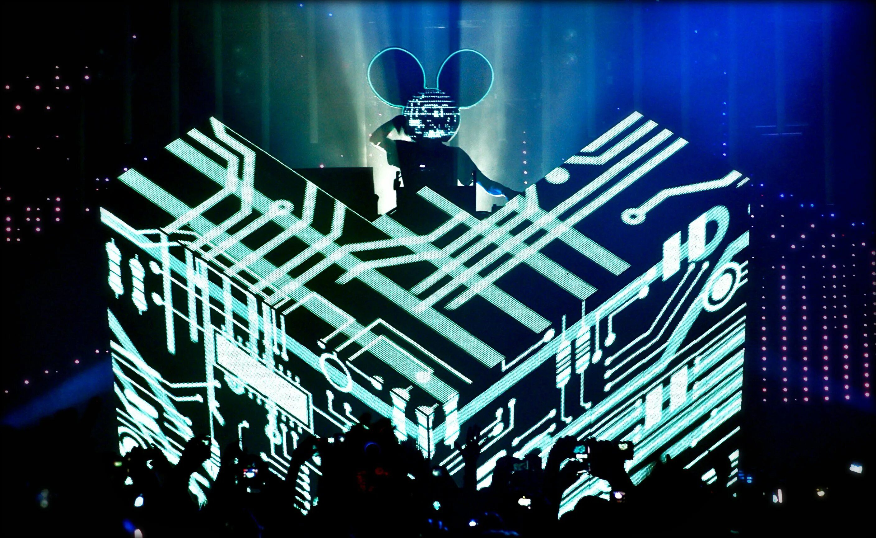 Waiting w w. Deadmau5 дом. Dead mous5. Deadmau5 Live. Дэдмаус студия.