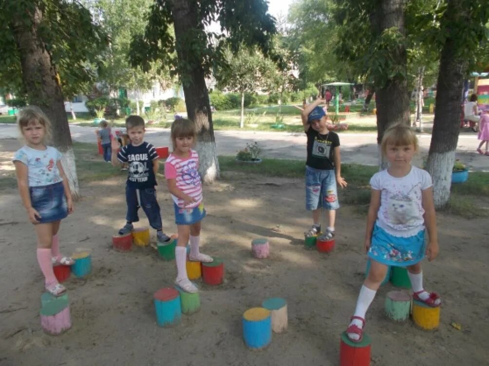 Прогулка в детском саду в старшей. Летние игры в детском саду старшая группа. летние прогулки в старшей группе. лето в детском саду старшая группа прогулки. прогулка в детском саду в старшей группе.