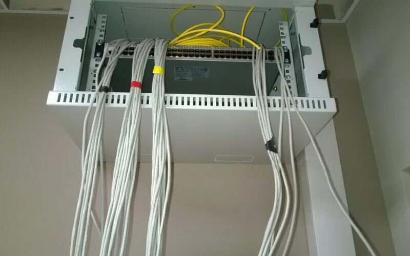 Vjynf;YFZ gfytkm irfaf DKC. Монтаж кабеля. Кабель канал для телекоммуникационных шкафов. Протяжка слаботочного кабеля.