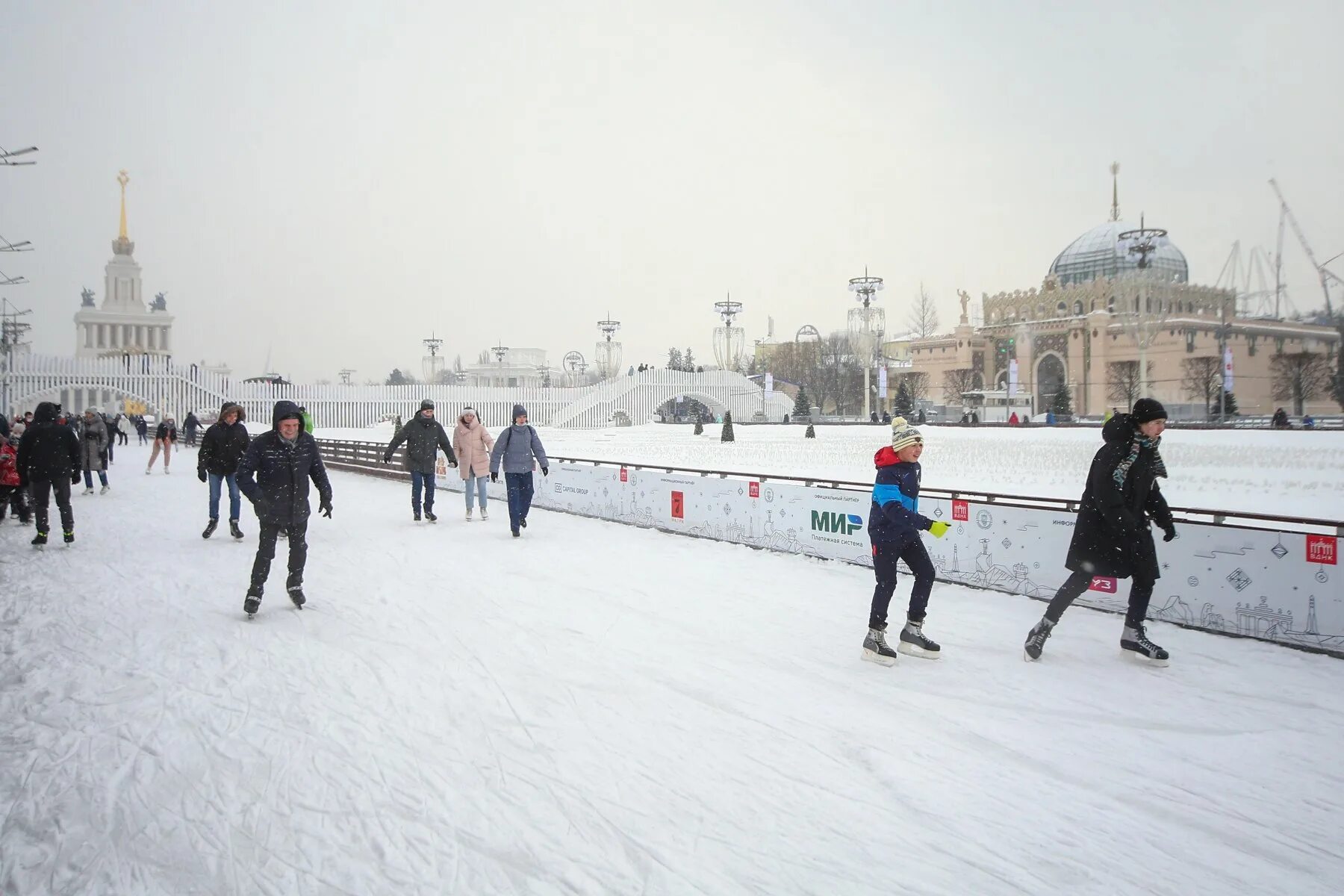 Каток новости. Каток ВДНХ, Москва. Большой каток в Москве открытый. Большой каток в Москве на ВДНХ. Самый большой каток в Москве.