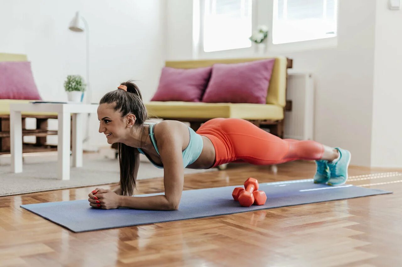 Домашние тренировки. Занятия спортом дома. Домашний фитнес. Doing sports at home