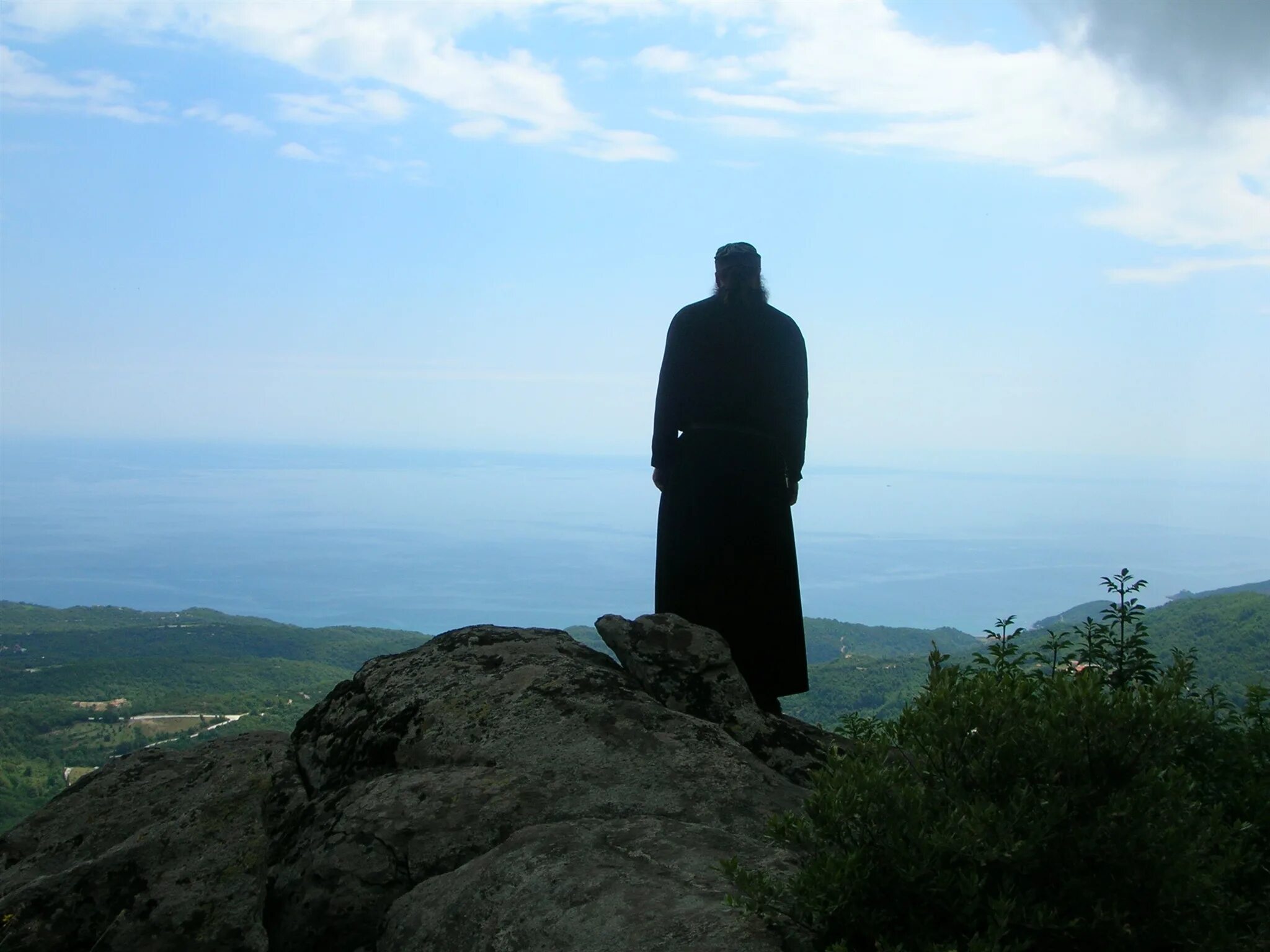 Работа в дали от людей. Гора Афон священник. Монах Афон вершина. Афон одинокий монах. Картина монах вершине горы Афон.