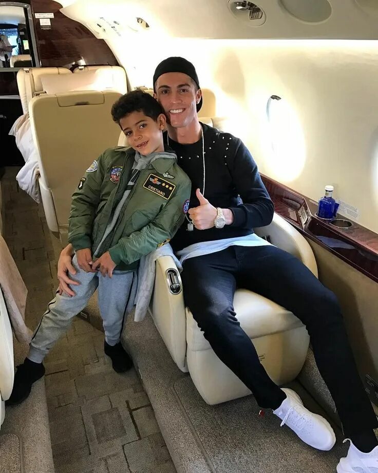 Криштиану младший сколько. Криштиану младший. криштиану роналду младший. cristiano ronaldo с сыном. криштиану роналду джуниор.