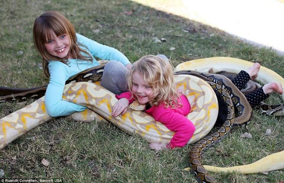 Девочка змейка. Змеи для детей. Змея малыш. Дети со змеями.