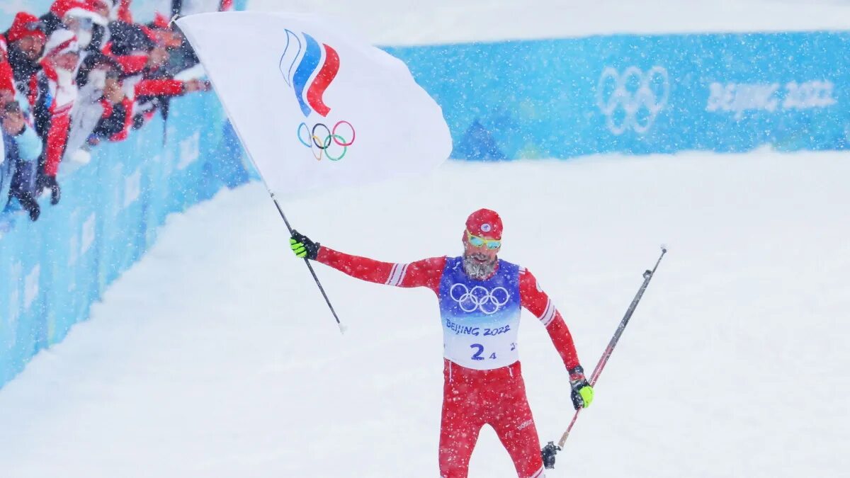 Олимпийский чемпион по лыжным гонкам. Олимпийские игры 2022 лыжи эстафета мужчины. Эстафета олимпийского мужчины. Большунов спецов червоткин. Большунов финиш с флагом.