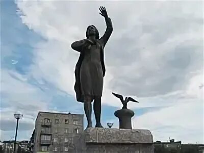 Памятник ждущей женщине