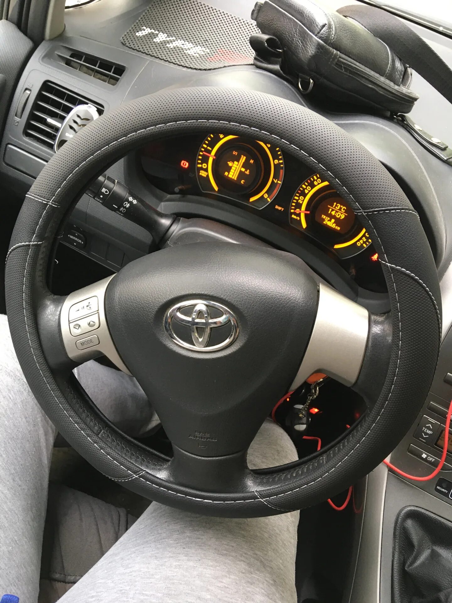 Руль слева. Руль аурис 2008. руль тойота аурис 2008. оплетка руля toyota auris 2009. руль тойота аурис 2011.