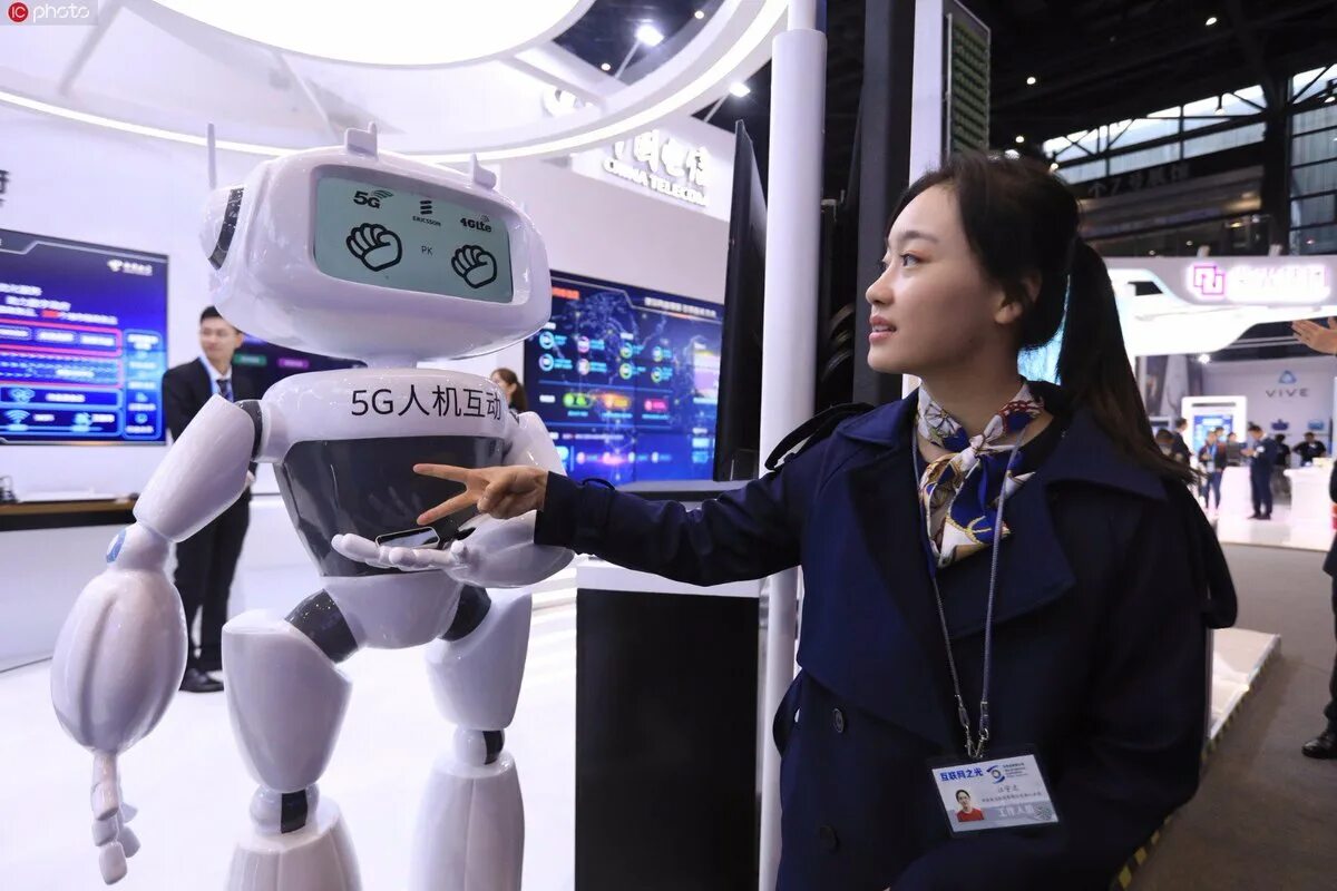 Interactive 5. Китайские роботы. Китайские роботы люди. Робот китаец. Средние роботы.